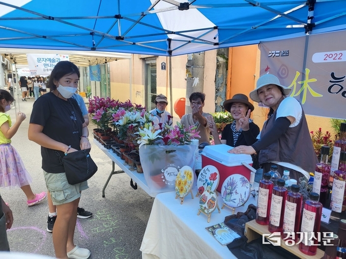 '다마켓'에서 판매자로 나온 주민들과 구매자로 나온 주민들이 기념촬영하고 있다. (사진=포천시 제공)