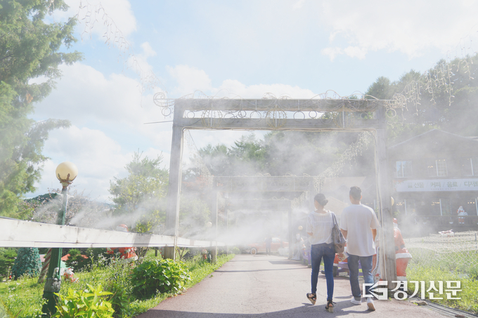 산타마을에 향기 샤워가 분사되고 있다. (사진=허브아일랜드 제공)
