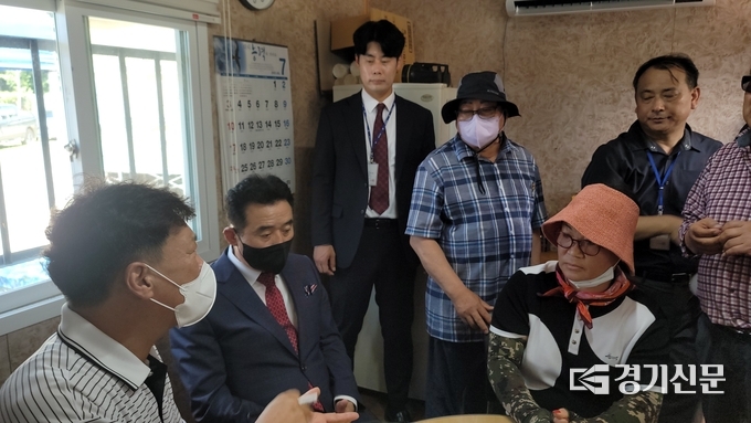 행사장 옆 사무실에서 대책회의를 진행하고 있다. (사진=포천시 공동취재단 제공)