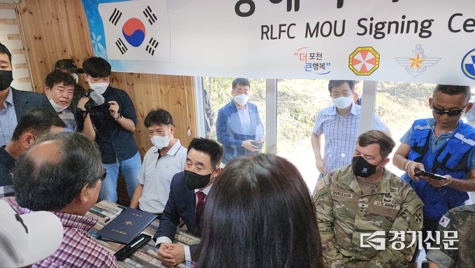 지역 주민들이 행사장 안으로 진입했다. (사진=포천시 공동취재단 제공)
