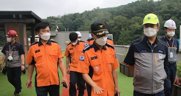 CJ푸드 공장 내 주요시설을 점검하고 있다. (사진=성남소방서 제공)