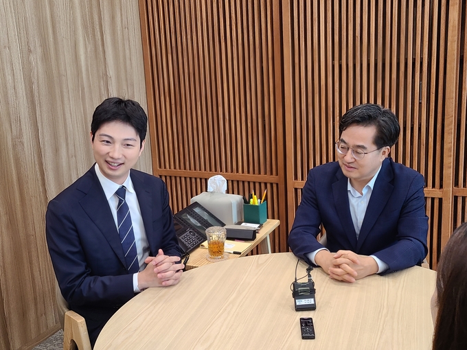 전당대회에 최고위원으로 출마한 권지웅 전 더불어민주당 비상대책위원이 25일 경기도청을 찾아 김동연 경기도지사와 대화를 나눴다. (사진=김기웅 기자)