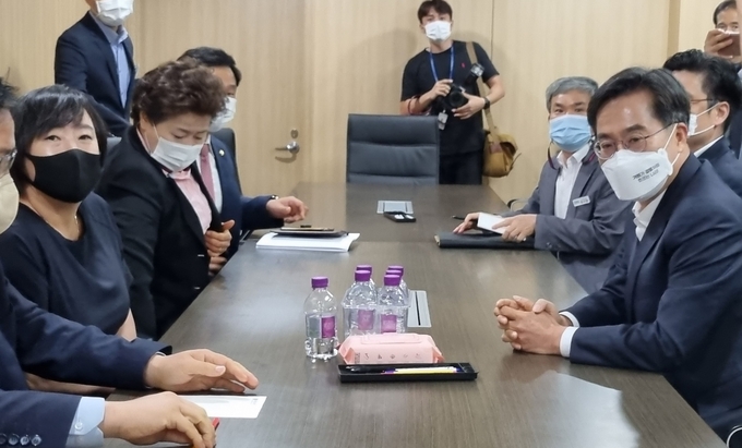 김동연 경기도지사가 지난 5일 도의회 국민의힘 대표의원실을 찾아 곽미숙 대표의원과 회동을 가졌다. (사진=허수빈 기자) 