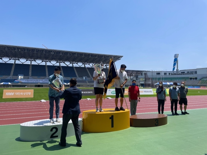 경기도 육상이 문화체육관광부장관기 제43회 전국시·도대항육상경기대회에서 32년 만에 종합우승을 놓쳤다. 사진은 종합시상식에서 경기도육상연맹 관계자가 준우승컵을 받는 모습. (사진=경기도육상연맹 제공)