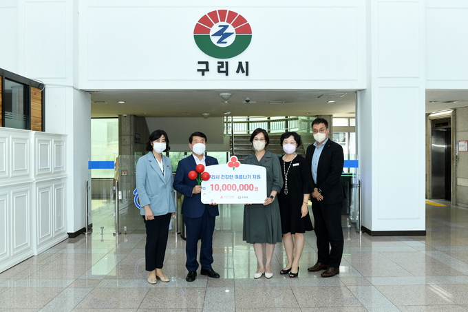 구리시는 지난 22일 시청 3층 민원상담실에서 경기사회복지공동모금회 북부사업본부로부터 경기북부 사랑의열매 여름나기 지원사업 배분금 1천만원을 전달받았다.(사진=구리시 제공)