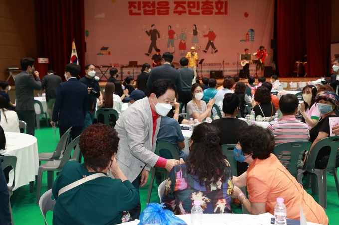 주광덕 남양주시장이 ‘2022년 진접읍 주민총회’에 참석해 주민들과 인사를 나누고 있다.(사진=남양주시 제공)