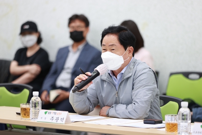 주광덕 남양주시장은 지난 22일 와부조안행정복지센터에서 와부읍 지역 인터넷 커뮤니티 덕소지역총연합회(이하 덕소총연)와 간담회를 가졌다.(사진=남양주시 제공)