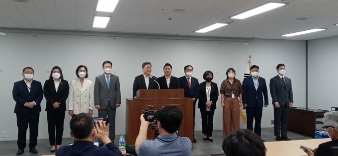 성남시의회 여야 대표단이 원구성에 합의한 뒤 공동기자회견을 하고 있다. (사진=김대성 기자)