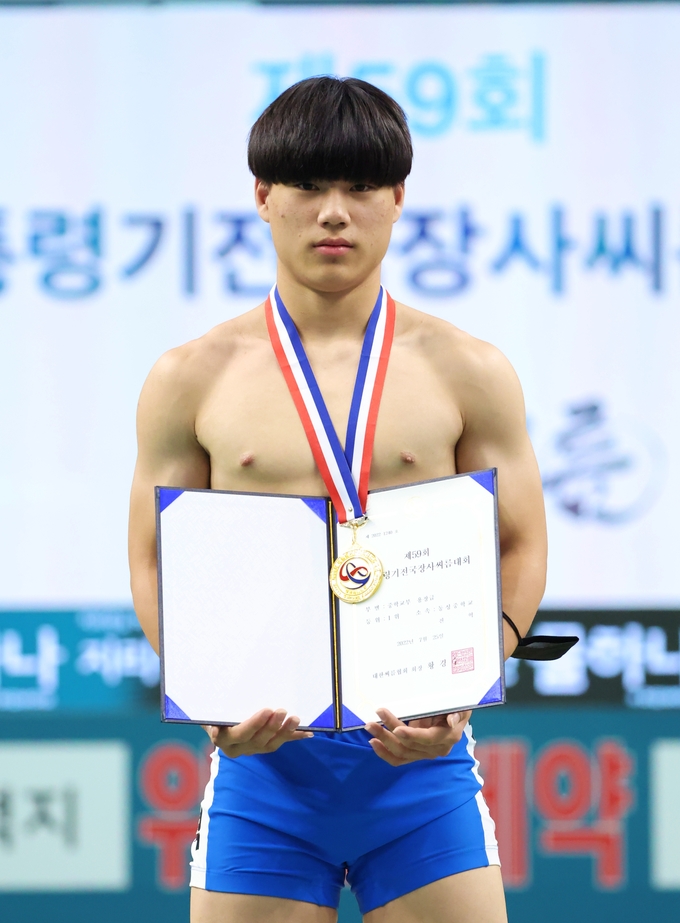 25일 경북 문경시 문경실내체육관에서 열린 제59회 대통령기 전국장사씨름대회 중등부 용장급(75㎏급)에서 우승을 차지한 진혁(수원 동성중)이 기념사진을 찍고 있다. (사진=대한씨름협회 제공)