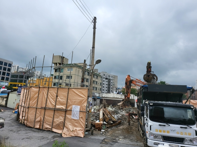 용인시 기흥구 언남동 328-1 번지 일대 주상복합아파트 지구단위계획 지역 개발을 둘러싸고 사업시행자 논란이 일고 있다. 사진은 A 건설사가 매입한 건물을 철거하고 있는 모습.(사진=최정용 기자}