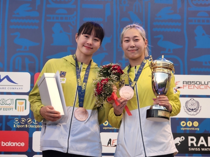 26일 이집트 알렉산드리아에서 열린 2022 국제근대5종연맹(UIPM) 세계선수권대회 여자 계주에서 동메달을 획득한 김선우(왼쪽)와 김세희가 기념사진을 찍고 있다. (사진=대한근대5종연맹 제공)