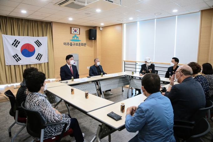 이영훈 미추홀구청장이 미추홀구보훈회관에서 보훈단체 관계자들과 대화를 나누고 있다. 