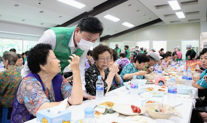 이영훈 미추홀구창이 지난 8일 미추홀구새마을회관에서 열린 하절기 건강 영양식 지원 ‘2022 시니어돌봄운동’에 참여해 어르신들과 다화를 나누고 있다. 