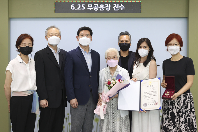 용인시는 6·25전쟁 참전유공자 고(故)박순칠 하사와 고(故)이재구 병장의 유족에게 화랑무공훈장을 전수했다(사진=용인시 제공)