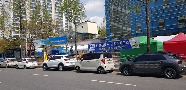 코로나`19 대 유행이었던 지난해 검사을 받으려는 시민들의 김포보건소를 찾아 대기중에 있다. 경기신문DB 