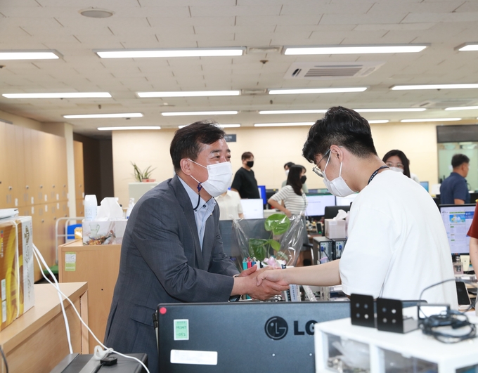 권봉수 구리시의회 의장이 지난 25일 구리시 본청과 별관,외청 전부서를 방문해 공직자들을 격려했다.(사진=구리시의회 제공)
