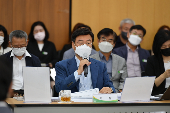 신상진 시장이 취임 후 첫 확대간부회의를 주재하며 인사말을 하고 있다. (사진=성남시 제공)