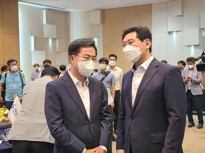 김동연 경기도지사는 26일 도 경제과학진흥원에서 31개 시‧군 단체장들과 간담회를 가졌다. (사진=김기웅 기자)