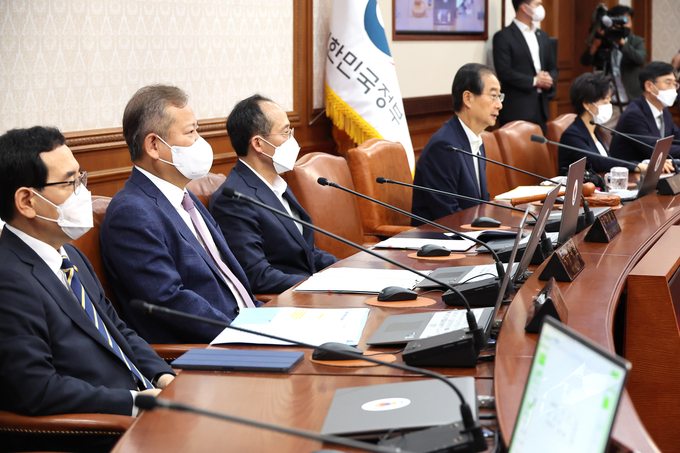 26일 한덕수 국무총리가 정부서울청사에서 행정안전부 내 경찰국 신설을 위한 시행령 개정안이 상정되는 국무회의를 주재하고 있다. (사진=연합뉴스 제공)
