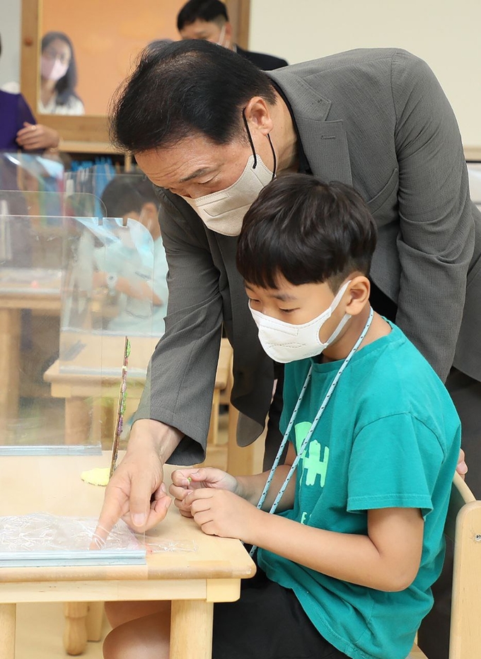 26일 임태희 교육감이 다산별빛초등학교를 방문해 초등돌봄교실에서 이뤄지는 창작 활동, 음악 수업을 참관했다. (사진=경기도교육청 제공)