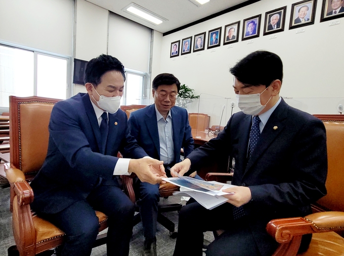 신상진 시장(사진 가운데)이 국회에서 안철수 의원과 함께 원희룡 장관을 만나 성남시 현안에 대해 논의하고 있다. (사진=성남시 제공)