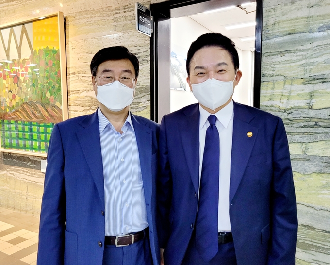 신상진 시장(사진 왼쪽)이 국회에서 원희룡 장관을 만나 성남시 현안에 대해 논의 후 기념촬영을 하고 있다. (사진=성남시 제공)