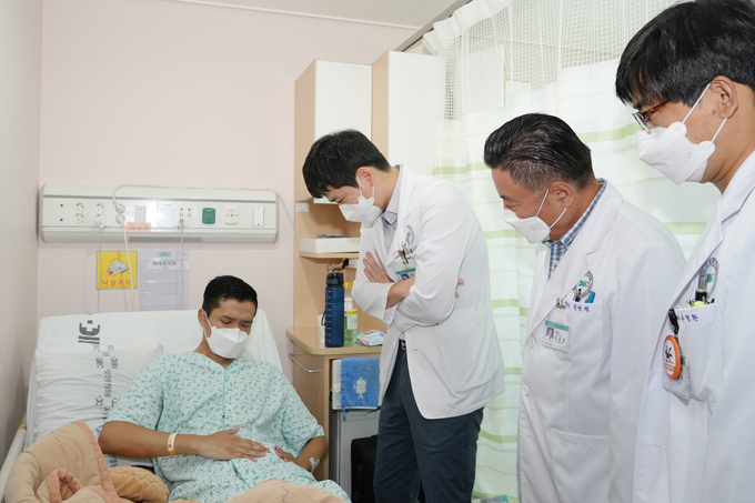 몽골 대학생 바야르자르갈 씨를 방문한 분당제생병원 의료진, (사진=분당제생병원 제공)