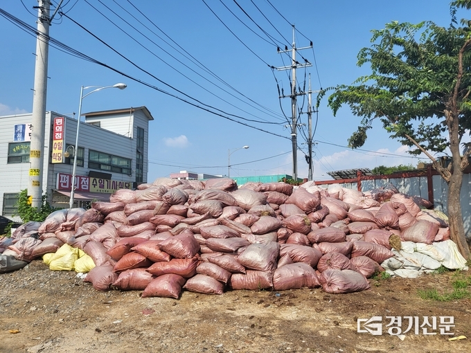 수원특례시 권선구 황구지천 인근에 산을 이루고 있는 포대들. (사진=정창규 기자)