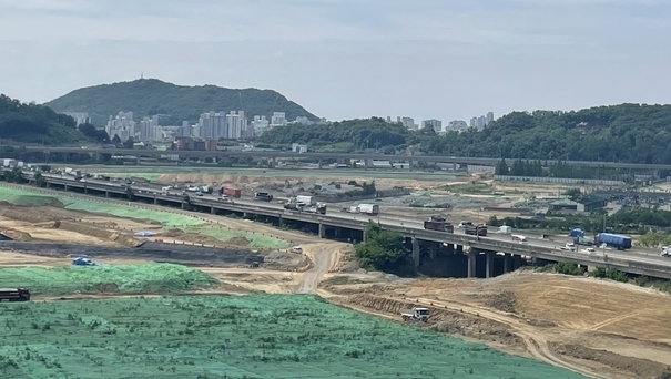 용현·학익 1블록 도시개발사업 예정지 사이를 관통하는 제2경인고속도로 모습. ( 사진 = 조경욱 기자 )