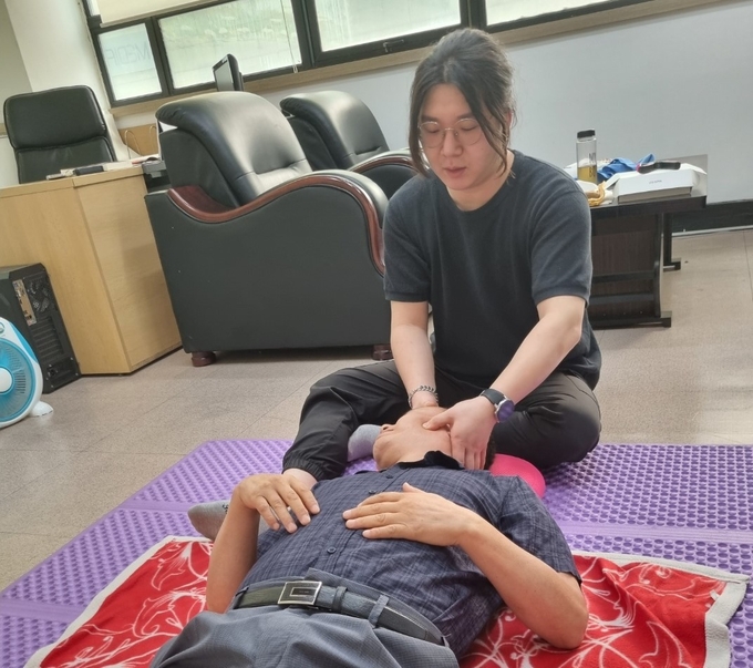 스포츠활법 무료봉사를 하고 있는 서대현 지도사. ( 사진 = 박영재 기자 )