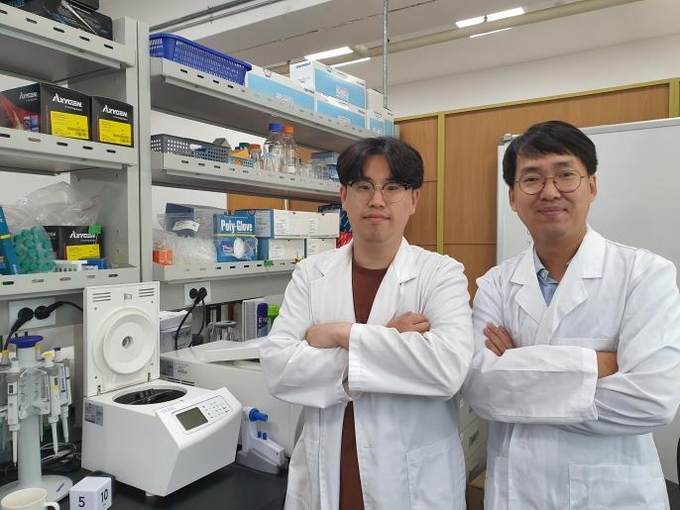 왼쪽부터 아주대 김재훈 연구원(대학원 분자과학기술학과), 박대찬 아주대 교수(생명과학과·대학원 분자과학기술학과). (사진=아주대학교 제공)