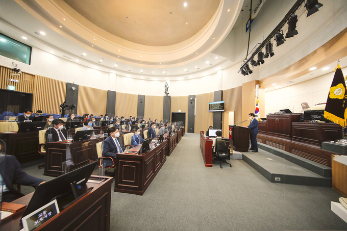 지난 26일 화성시의회가 제213회 임시회 2차 본회의를 열고 20건의 안건을 심의 의결하고 의사일정을 마무리 했다.(사진=화성시의회 제공)