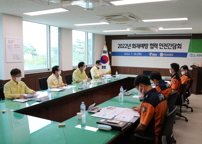 광명소방서는 지난 26일 광명소방서 소회의실에서 화재 예방 대비·협력방안 진행사항 점검을 위해 광명시청 안전총괄과와 안전간담회를 실시했다.(사진=광명소방서 제공)