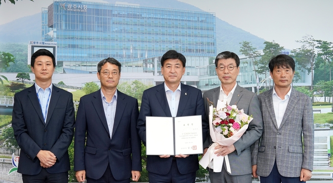방세환시장등 직원들이 경기도에서 실시한 기업 SOS대상 평가에서 ‘최우수상’을 수상해 기념촬영을 하고 있다.(사진=광주시 제공)