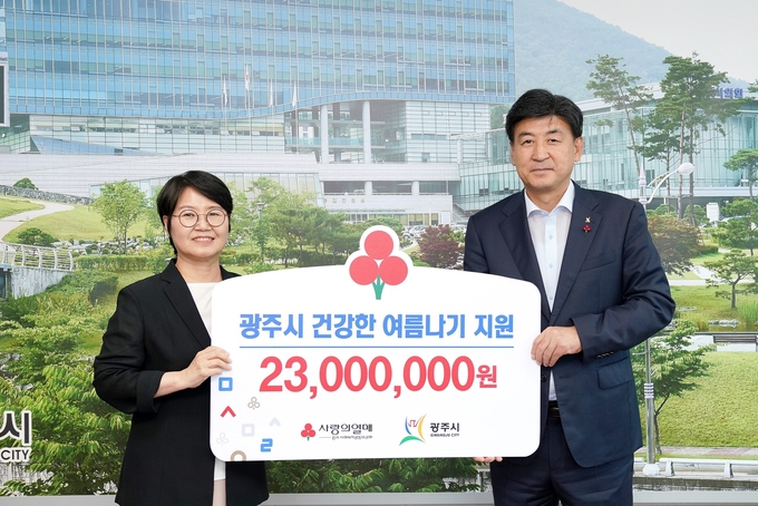 최은숙 경기사회복지공동모금회 사무처장이 방세환 광주시장에게 혹서기 지원사업 배분금을 전달하고 있다.(사진=광주시 제공)