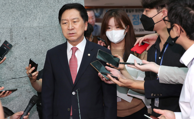 김기현 국민의힘 의원이 27일 오전 국회 의원회관에서 열린 ‘새로운미래 혁신24’ 주최 권영세 통일부 장관 초청 세미나를 마친 뒤 기자들의 질문을 받고 있다. (사진=연합뉴스 제공)
