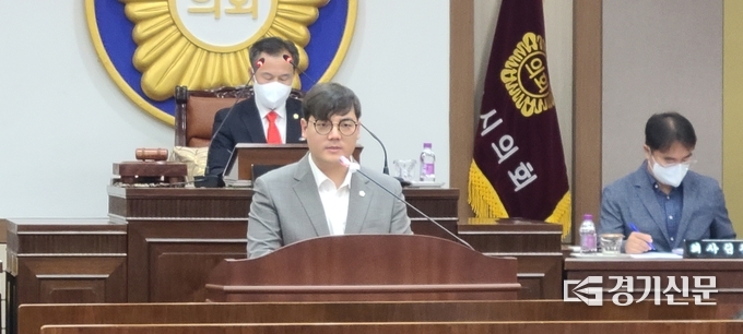 조례등심사특별위원회 위원장인 김현규 의원이 심사보고를 하고 있다. (사진=문석완 기자)