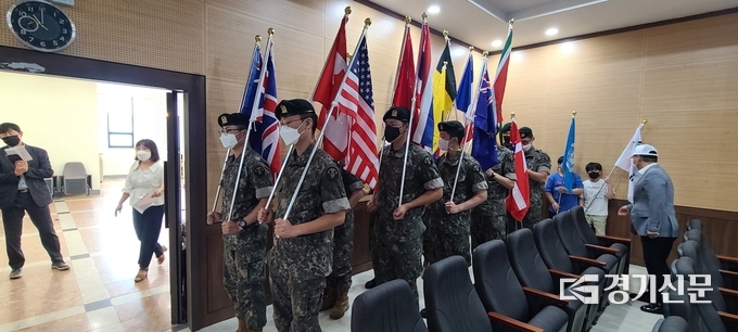 6.25전쟁 참전국가들의 국기가 입장을 준비하고 있다. 입장 순서는 참전한 순서대로이며 제일 마지막에는 태극기와 유엔기가 뒤따르고 있다. 입장을 시작하자 참석자들이 기립해서 박수로 환영하였다. (사진=문석완 기자)