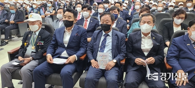 내빈들이 행사를 기다리고 있다. 왼쪽부터 임석환 6.25참전 유공자회 포천시지회 지회장, 백영현 포천시장, 한광식 국민의힘 사무국장, 서과석 포천시의회 의장. (사진=문석완 기자)