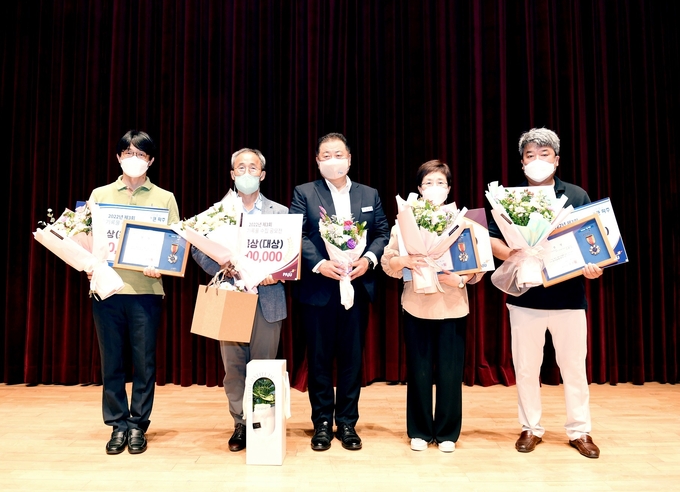 파주 제3회 기록물 수집 공모전 수상자들에 대한 시상식 모습(사진=파주시 제공)