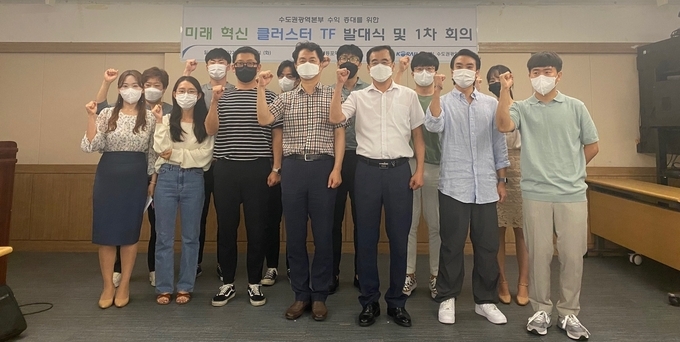 손명철 수도권광역본부장(왼쪽에서 5번째)을 비롯한 미래혁신 클러스터 TF 팀원들이 힘차게 파이팅을 외치고 있다.(사진=한국철도 수도권광역본부 제공)