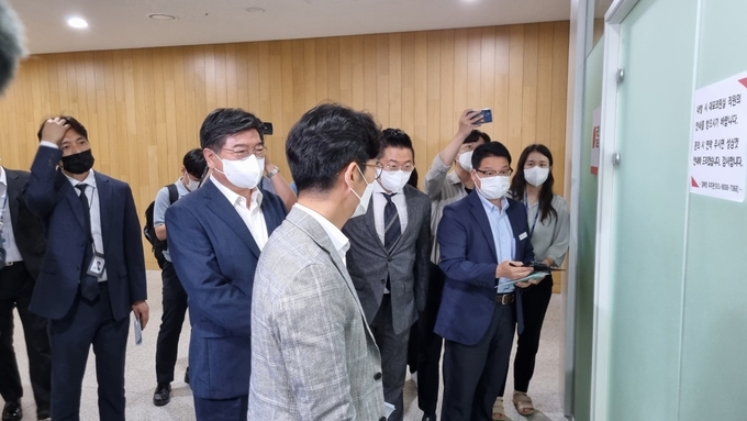 김용진 경제부지사는 28일 경기도의회 국민의힘 교섭단체실에 방문했다. (사진=허수빈 기자)