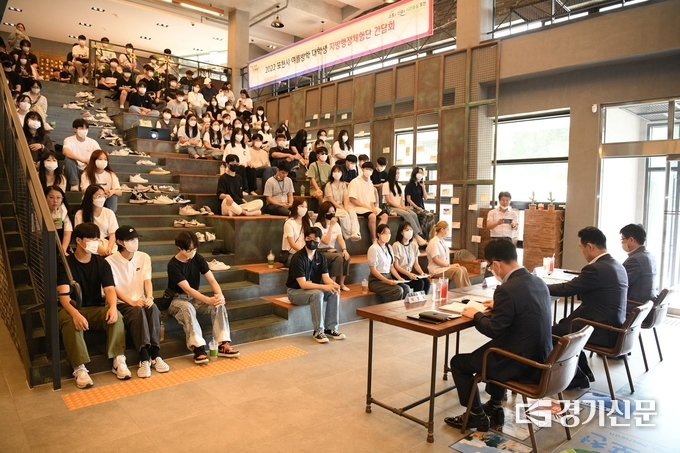 지방행정체험 대학생과 백영현 포천시장이 간담회를 하고 있다. (사진=포천시 제공)