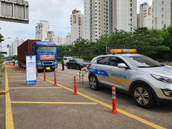 27일 수원시·수원서부경찰서·한국교통안전공단 경기남부본부가 호매실 나들목 일원에서 ‘불법 튜닝 자동차 합동 단속’을 하고 있다. (사진=수원시 제공)