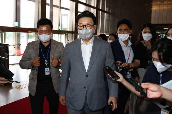 권성동 국민의힘 당 대표 직무대행 겸 원내대표가 지난 27일 국회로 출근하며 취재진의 질문을 받고 있다. (사진=연합뉴스 제공)