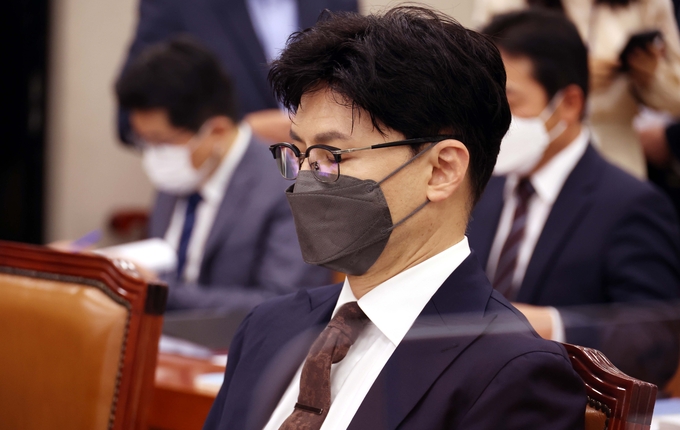 한동훈 법무부 장관이 28일 오전 서울 여의도 국회에서 열린 법제사법위원회 전체회의에 출석해 회의 시작을 기다리고 있다. (사진=연합뉴스 제공)