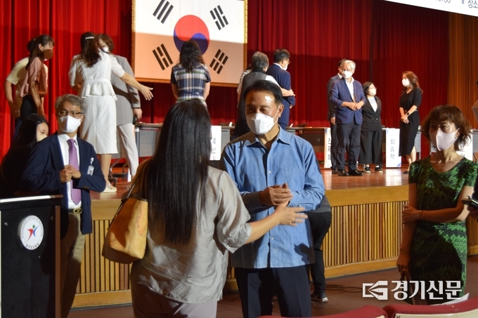  ‘경기교육 소통토론회’가 끝난 이후에도 임태희 경기도교육감은 자리에 남아 방청객과 소통하고 있다. (사진=정창규기자 제공)
