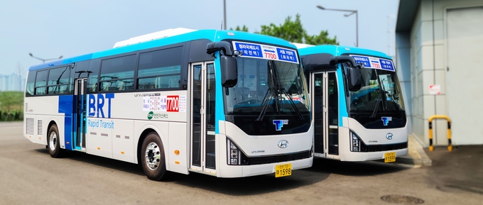 증차되는 BRT노선 7700번 버스 2대 모습. ( 사진 = 인천교통공사 제공 )
