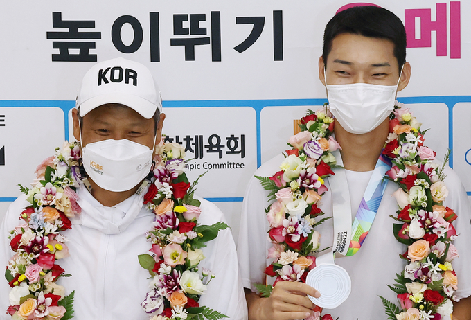 우상혁, 김도균 코치와 함께. (사진=연합뉴스 제공/자료사진)
