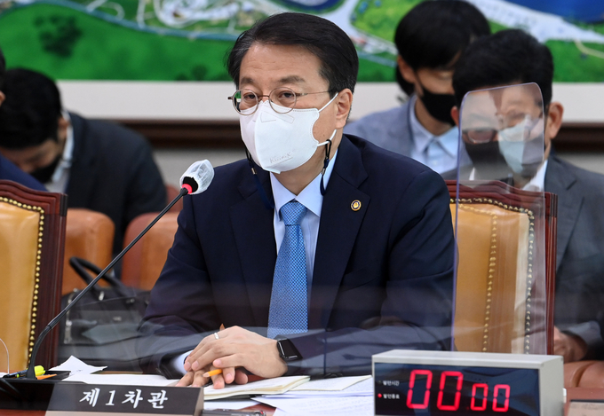 29일 오전 국회에서 열린 민생경제안정특별위원회에서 방기선 기획재정부 제1차관이 의원 질의에 답하고 있다. (사진=국회사진기자단 제공)